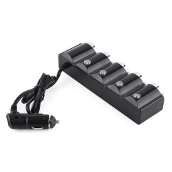 Adaptador de isqueiro automóvel com 4 saídas 12V / 24V e 2 portas USB.